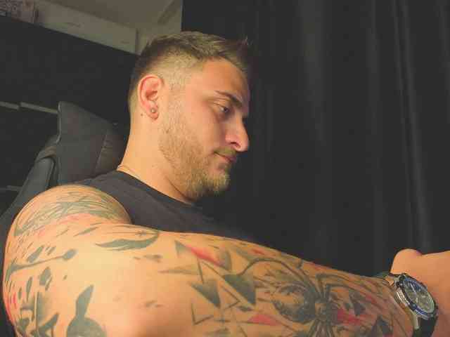 JohhnyLongcock Sex Cam Show