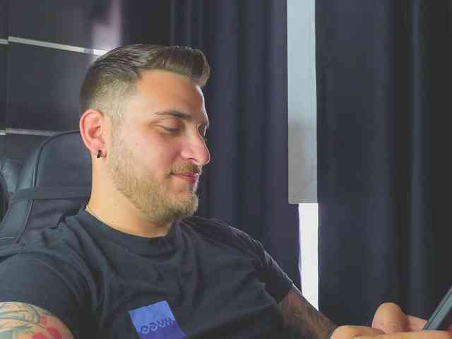 JohhnyLongcock Sex Cam Show