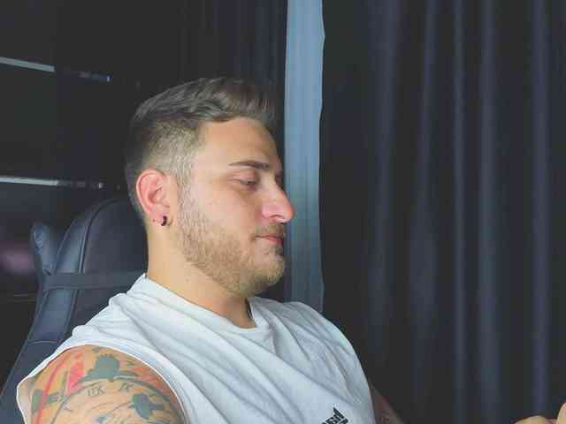 JohhnyLongcock Sex Cam Show