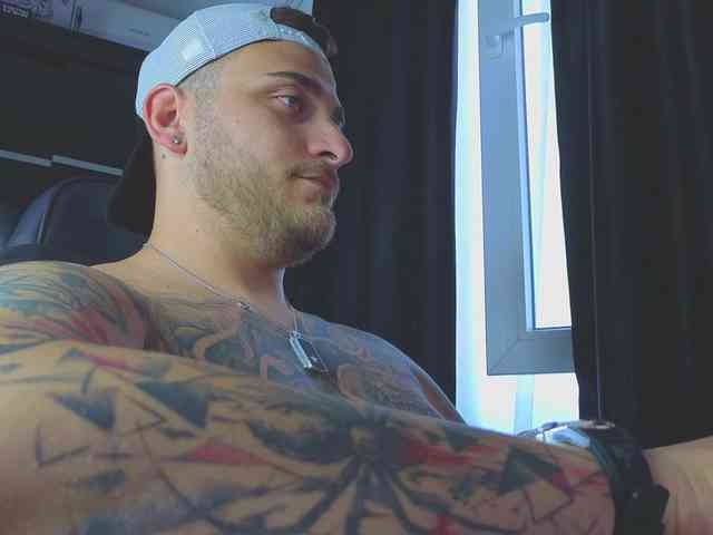 JohhnyLongcock Sex Cam Show