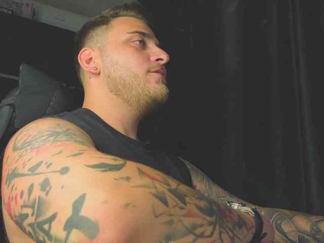JohhnyLongcock Sex Cam Show