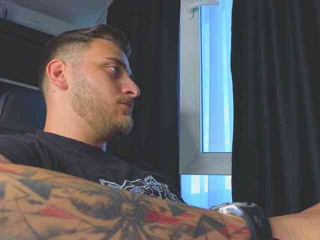 JohhnyLongcock Sex Cam Show