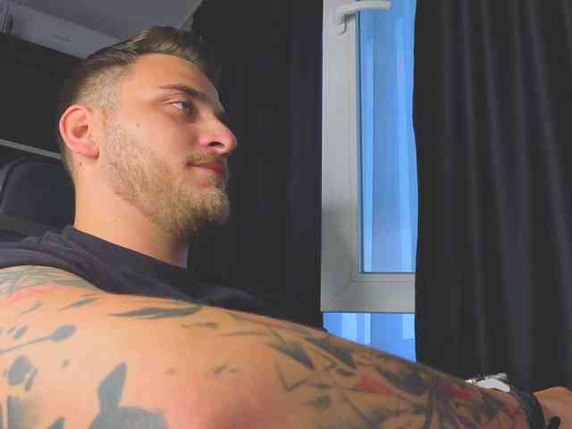 JohhnyLongcock Sex Cam Show