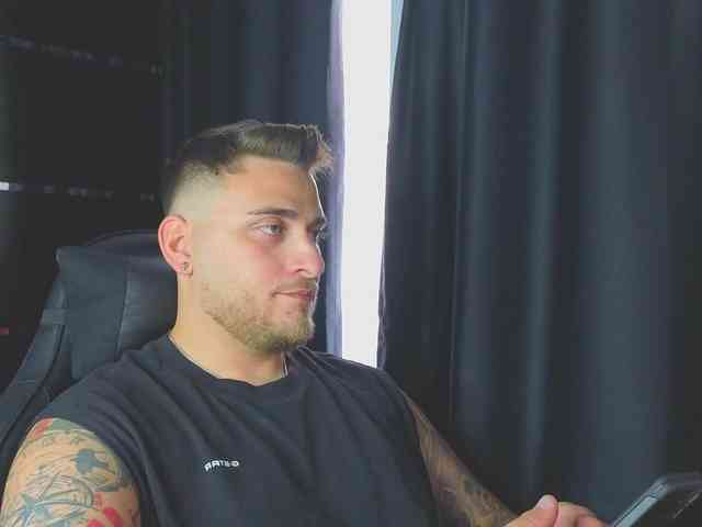 JohhnyLongcock Sex Cam Show
