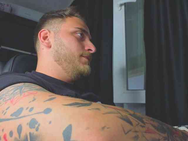 JohhnyLongcock Sex Cam Show