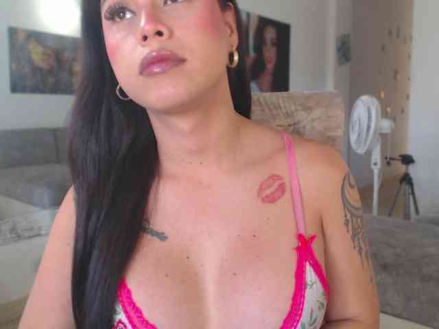 Dannahotxx Live Webcam on BongaCams