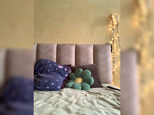 MilaMcGarden live webcam show
