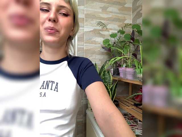 MilaMcGarden live webcam show