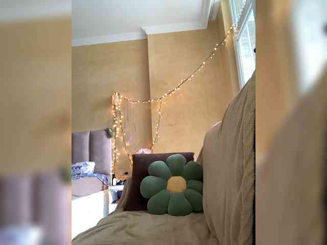 MilaMcGarden webcam