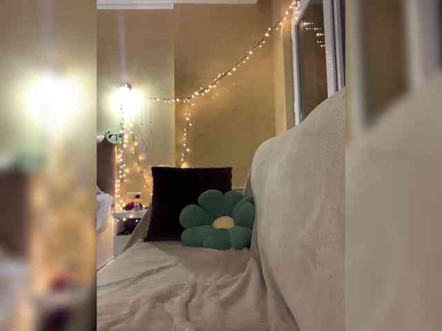 MilaMcGarden webcam