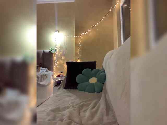 MilaMcGarden webcam