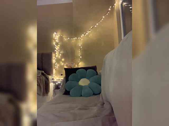MilaMcGarden webcam