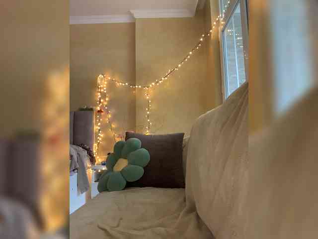 MilaMcGarden webcam