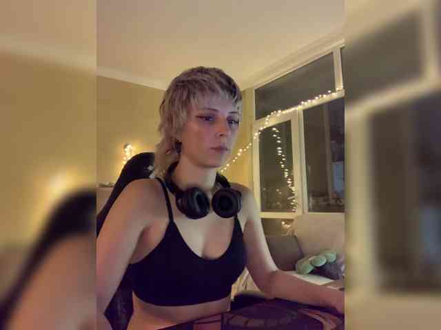 MilaMcGarden webcam