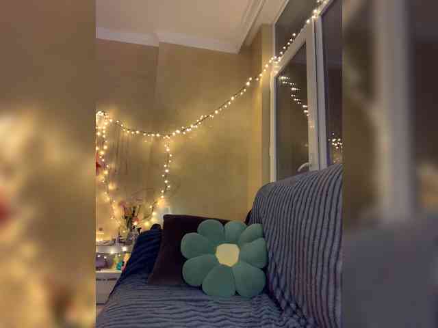 MilaMcGarden webcam