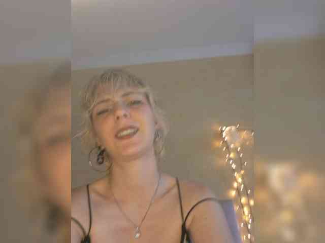 MilaMcGarden webcam