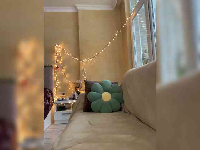 MilaMcGarden webcam