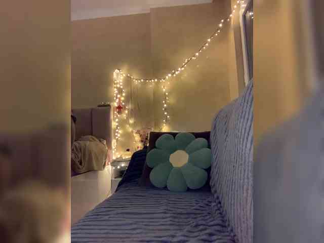 MilaMcGarden webcam