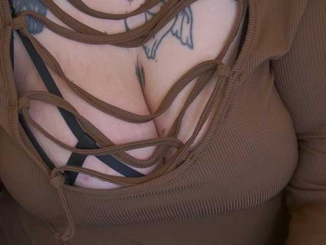 AmazonkaStarrr's BongaCams show and profile