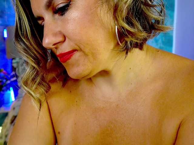 KiraRoxx live webcam show