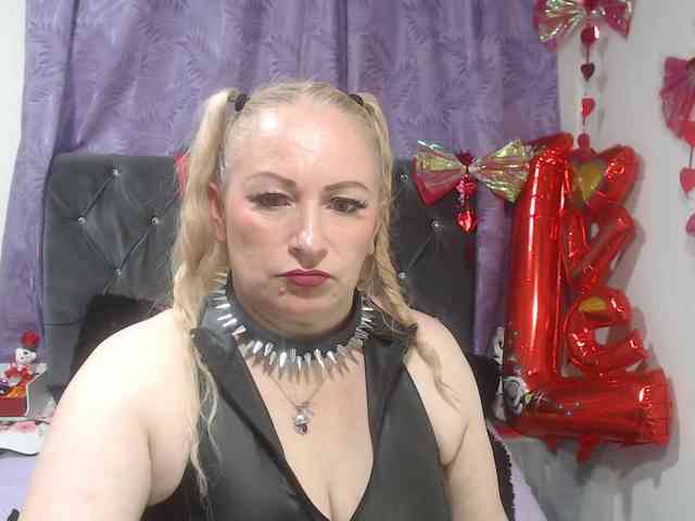Modelo: emperatrizfuckass