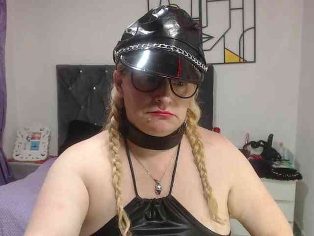 Modelo: emperatrizfuckass