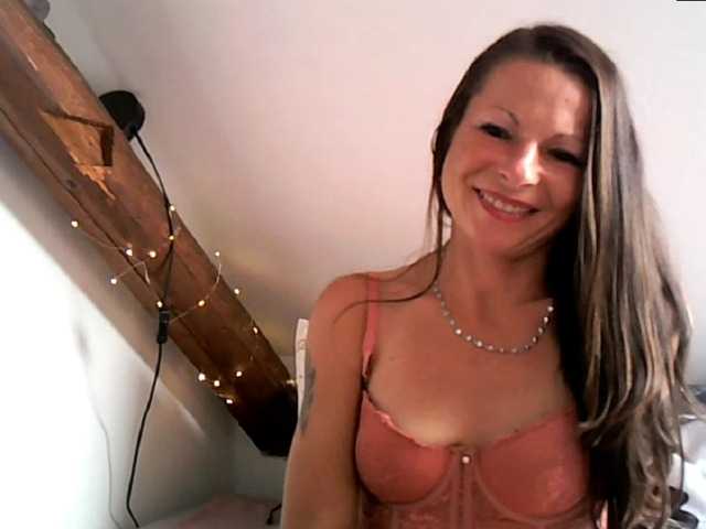 MilfNinna live cam on BongaCams