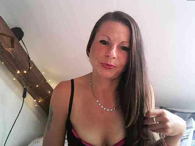 MilfNinna webcam