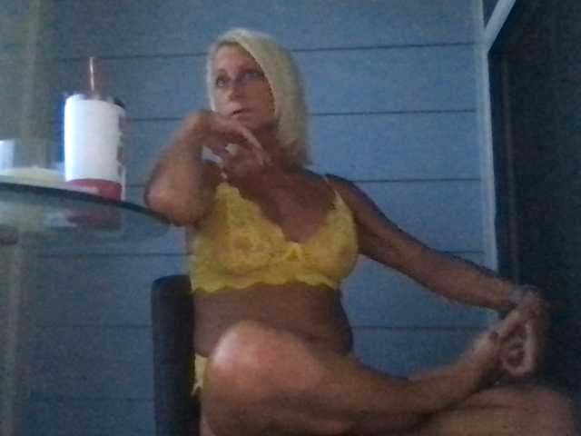 TiffaneyLove live cam on UnifiedCams