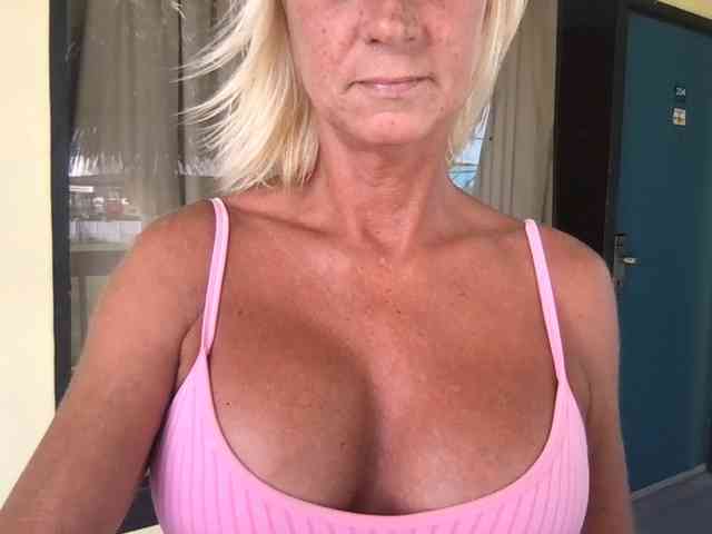 TiffaneyLove webcam