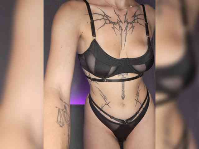 HoneyDevilina webcam
