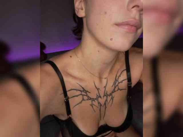 HoneyDevilina webcam
