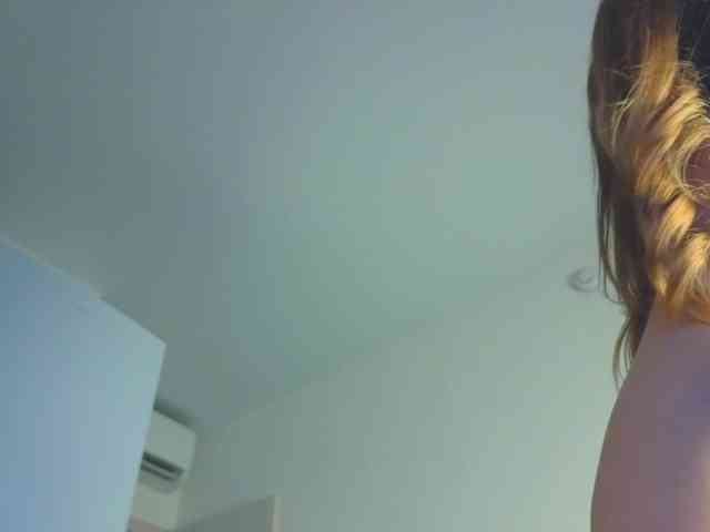 Model: lili-roze