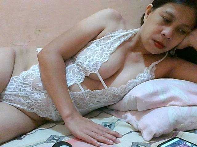 Yummyflirttits69 live cam preview