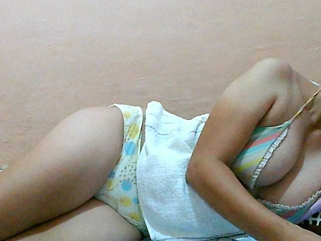 Yummyflirttits69 live cam on BongaCams