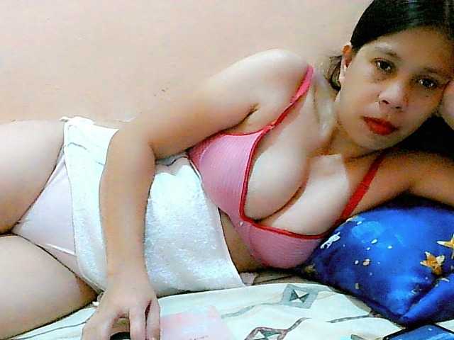 Yummyflirttits69 live cam preview