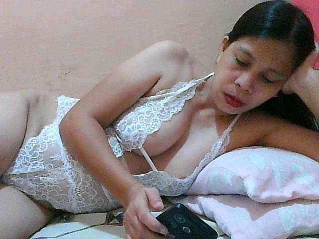 Yummyflirttits69 live cam preview