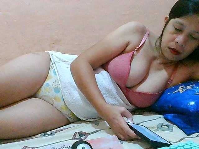 Yummyflirttits69, 43 y/o - Live Cam on BongaCams