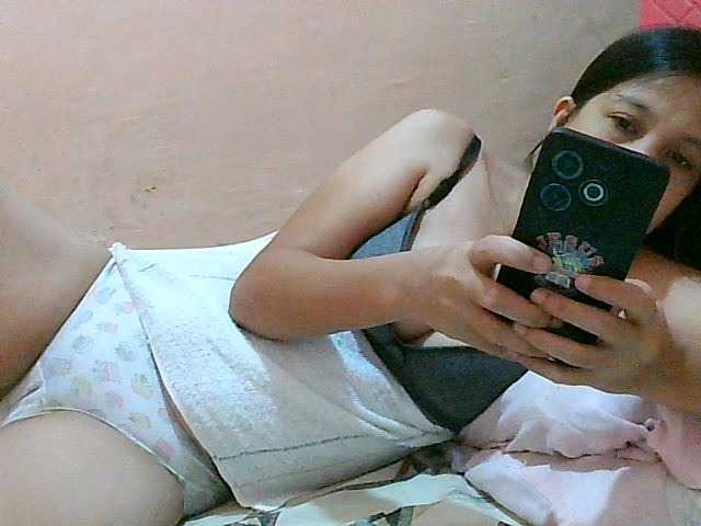 Yummyflirttits69 live cam preview