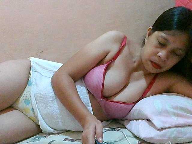 Yummyflirttits69 live cam preview