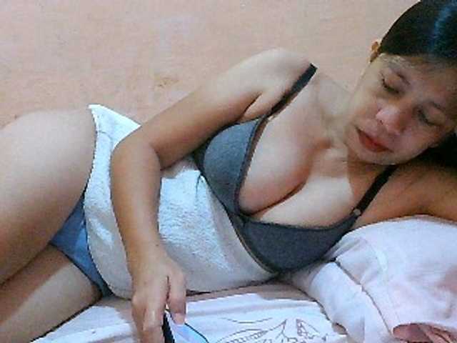 Yummyflirttits69 live cam preview