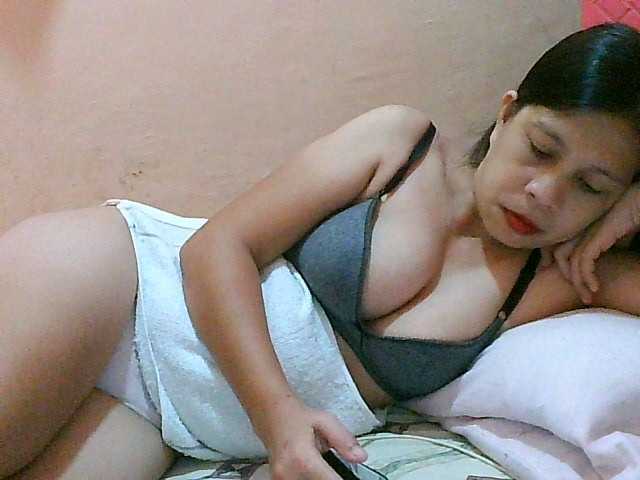 Yummyflirttits69 live cam on BongaCams