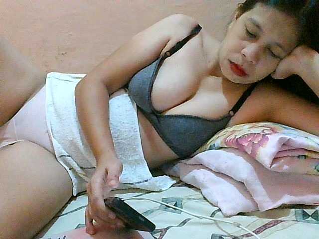 Yummyflirttits69 live cam preview