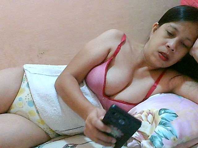Yummyflirttits69 live cam preview