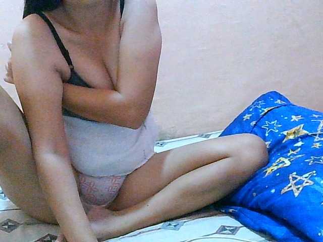 Yummyflirttits69 live cam on BongaCams