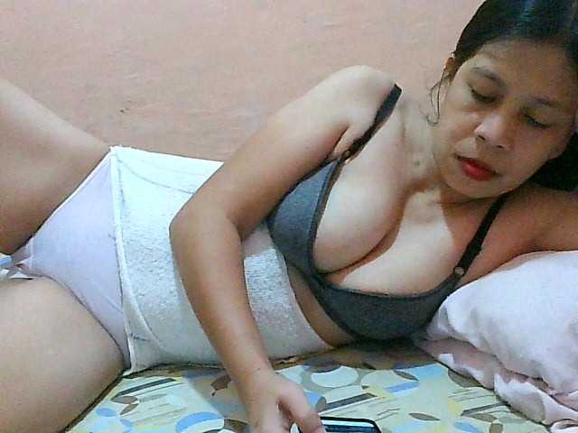 Yummyflirttits69 live cam preview