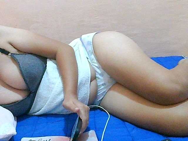 Yummyflirttits69 live cam on BongaCams