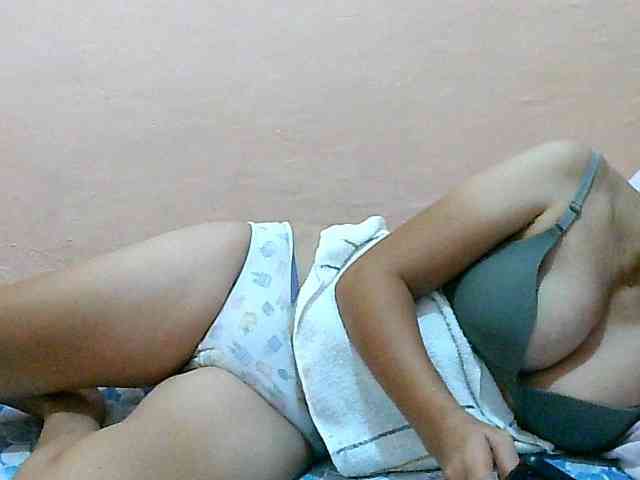Yummyflirttits69 webcam