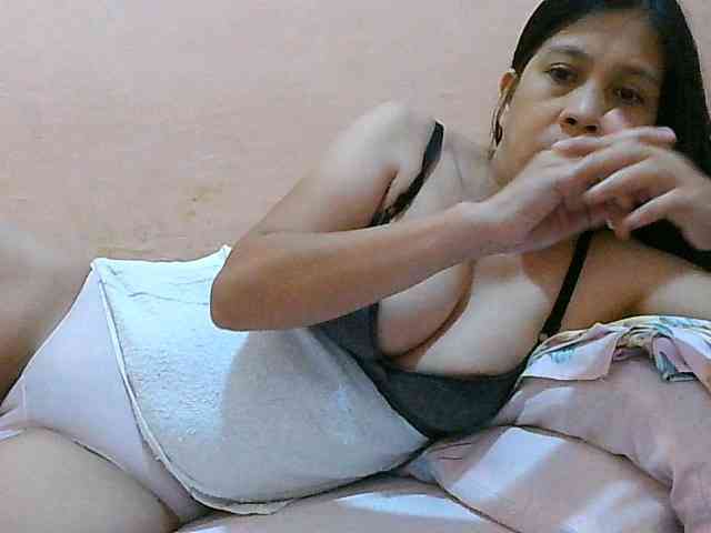Yummyflirttits69 webcam