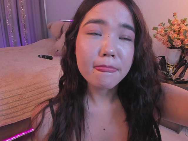 Dollyiaa live cam on BongaCams